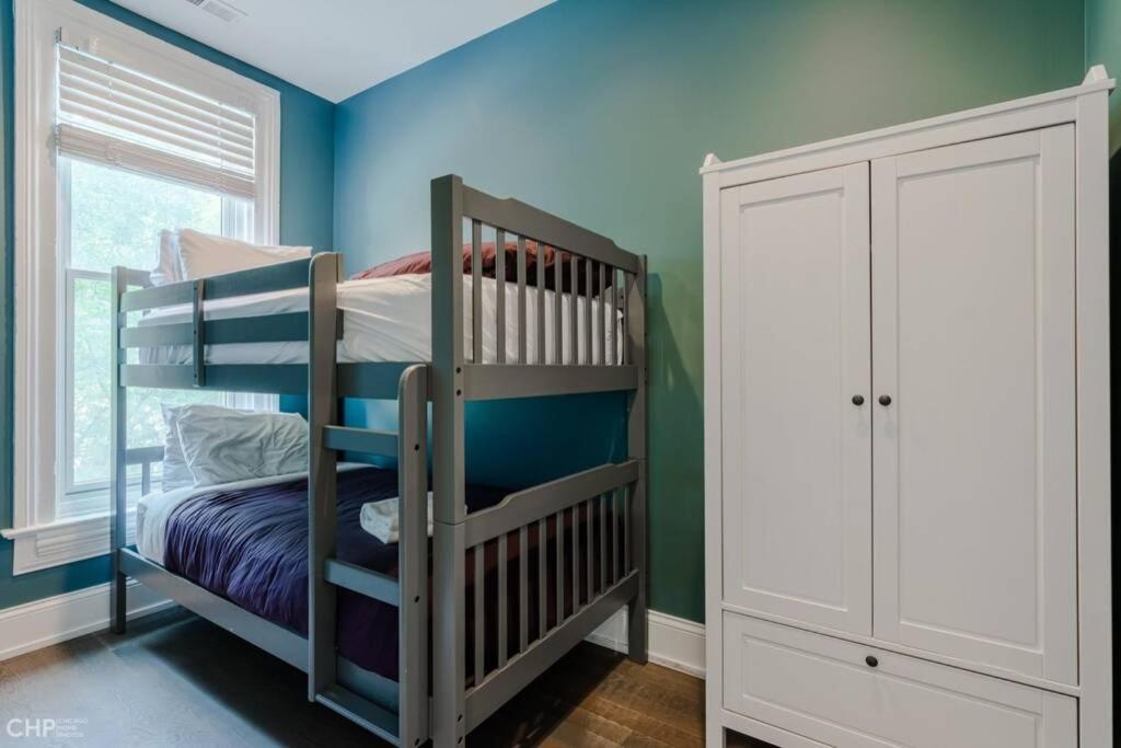 Villa Gold Coast With Free Parking Garage Sleeps 10 Chicago