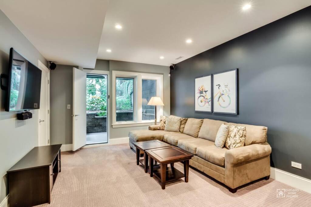 Gold Coast With Free Parking Garage Sleeps 10 Chicago
